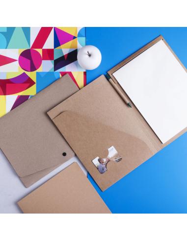 Carpeta porta documentos A4 Rio de cartón reciclado con bolígrafo y libreta PERSONALIZABLE
